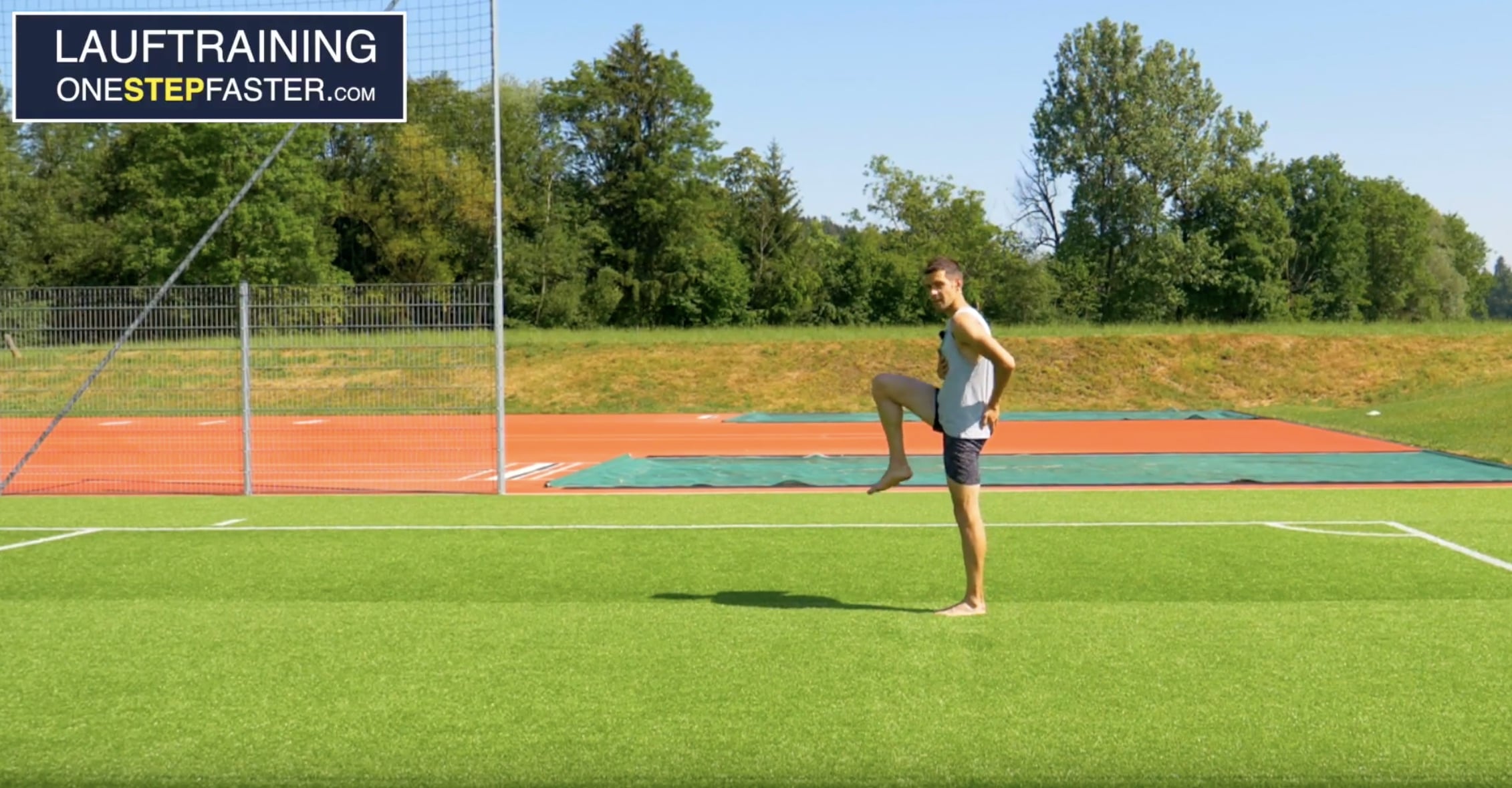 Lauf-ABC Kniehebelauf mit gestrecktem Standbein