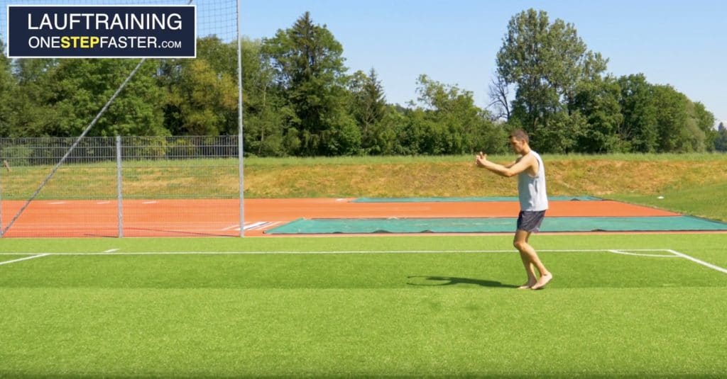 Lauf-Tipp und Übung gegen Rückenlage: Schultern nach vorne ziehen Schritt 2