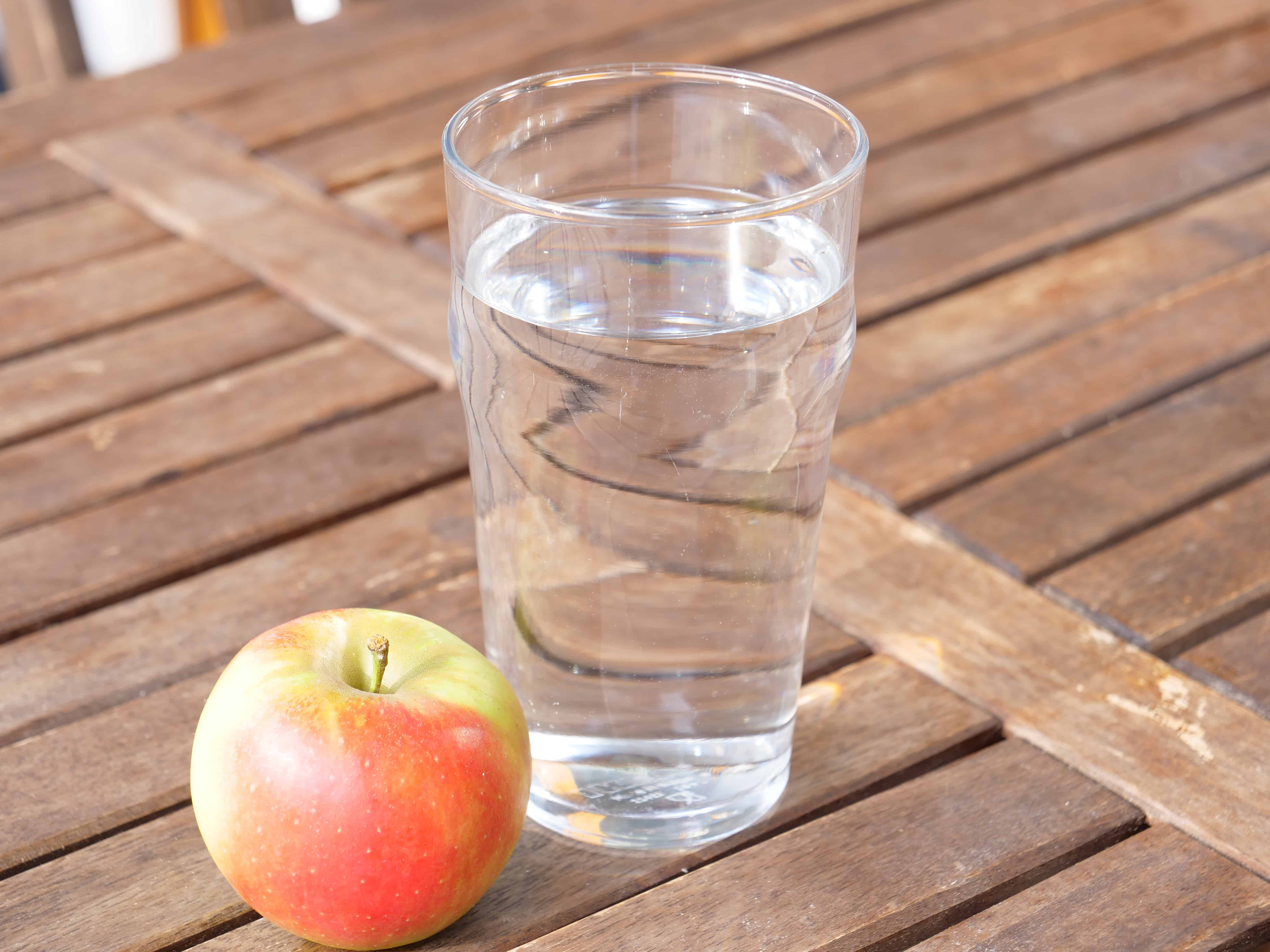 Schnell abnehmen: Gesund abnehmen mit Wasser und Apfel